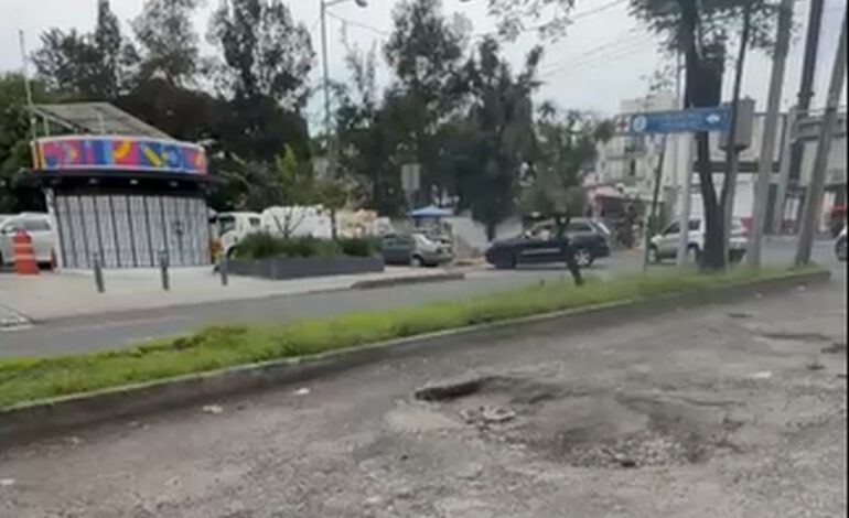 Colonos de Tecamachalco piden atención urgente a crisis de baches y socavón en Naucalpan