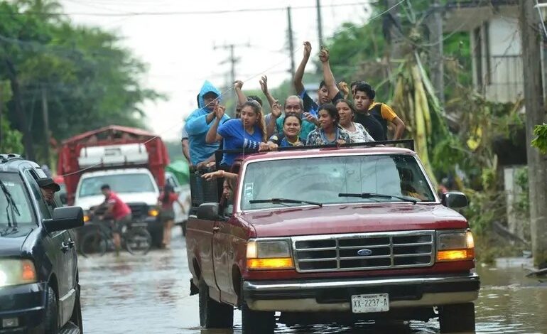Onda tropical 37 y vaguadas provocarán tormentas en 10 estados