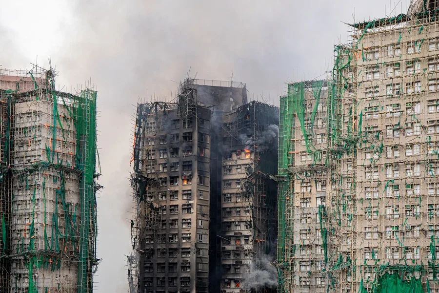 Suman 65 muertos y detienen a 3 directivos tras incendio de residencial en Hong Kong