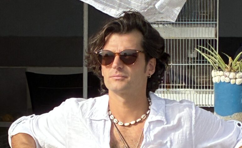 Bausco te invita a escuchar su propuesta “Bom Bom”, un tema inspirado en la persona con la que él deseaba compartir su vida y lo llevaba a soñar