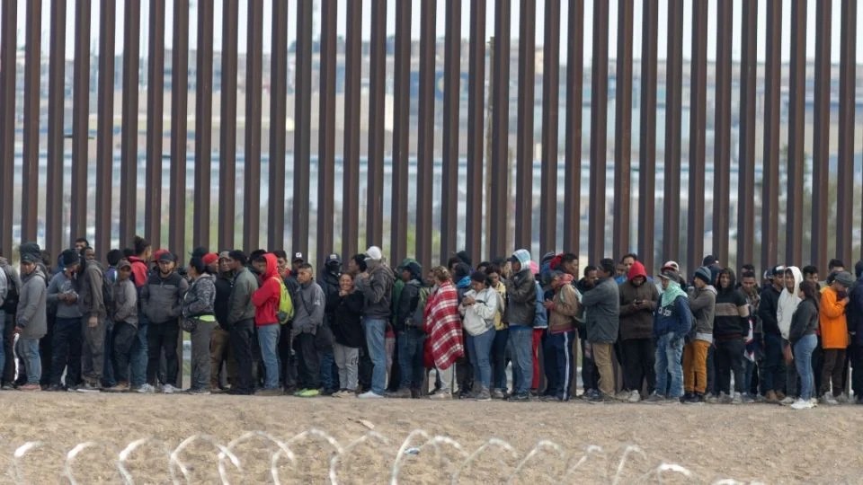 Gobierno de Trump revisará procesos de refugiados que ingresaron a EU durante administración de Biden