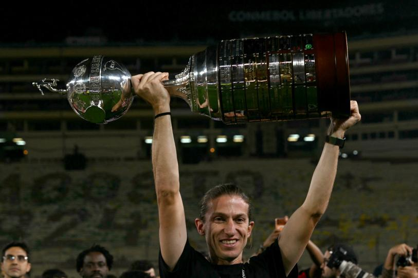 Flamengo cumple capricho y renueva a Filipe Luís