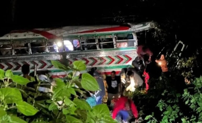 Autobús de la empresa «Transportes Sinaloa» cae a barranco en Guatemala; hay al menos 15 muertos