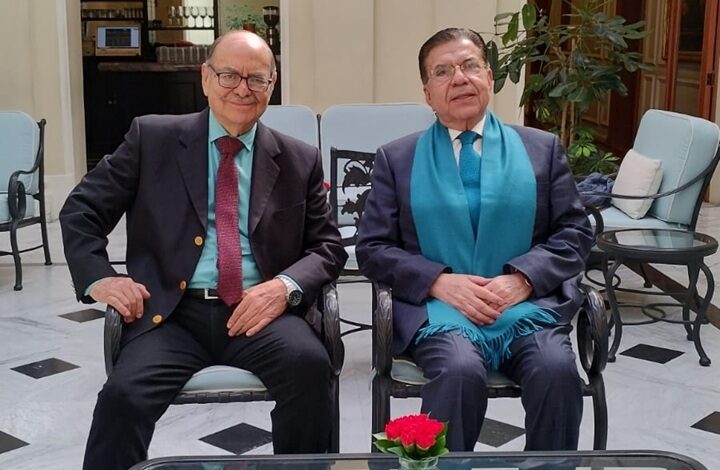 Maestro Raúl Gómez, presidente del Instituto de Ciencias y Humanidades (izq) con el Doctor Luis Miguel Martínez Anzures, presidente del INAP